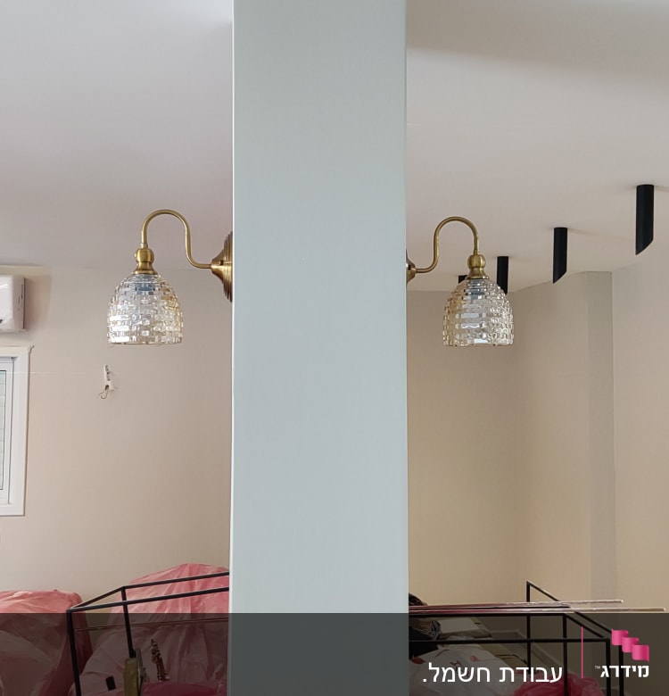 מנורות תקרה ומזגן מותקנים בחדר